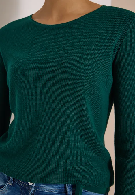 Pullover mit Rundhals und Struktur dark fir green Dunkelgrüner Pullover mit Rundhalsausschnitt, kombiniert mit Jeans.