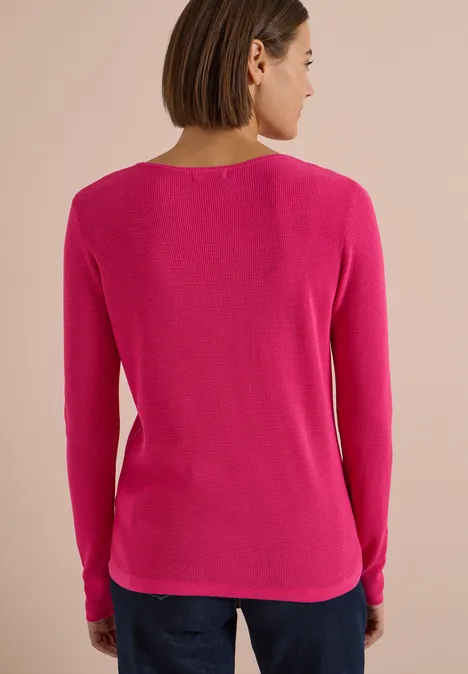 Pullover mit Rundhals und Struktur pink flash Rückenansicht einer Frau in pinkem Langarmpullover und Jeans vor einfarbigem Hintergrund.