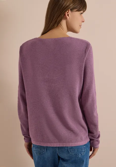 Pullover mit Rundhals und Struktur lavender purple melange Frau von hinten in fliederfarbenem Strickpullover und Jeans