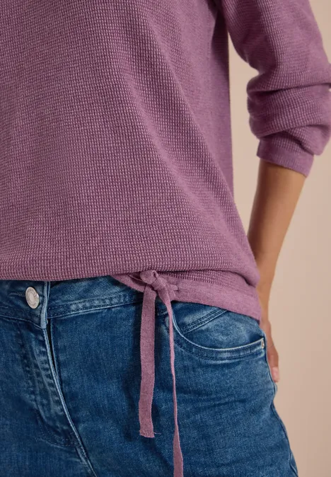 Pullover mit Rundhals und Struktur lavender purple melange Detailaufnahme einer violetten Strickbluse mit Tunnelzug und blauer Jeanshose.
