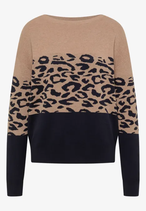 Langarm Pullover mit Leo-Jacquard-Muster urban dark blue Beiger Pullover mit schwarzem Leopardenmuster in der Mitte und schwarzen Abschlüssen an Ärmeln und Saum.