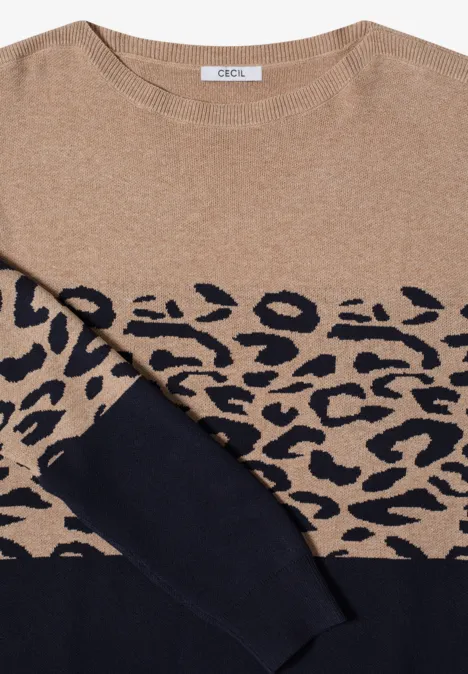 Langarm Pullover mit Leo-Jacquard-Muster urban dark blue Beiger Pullover mit Leopardenmuster auf Brust und Ärmeln, unterer Teil schwarz.