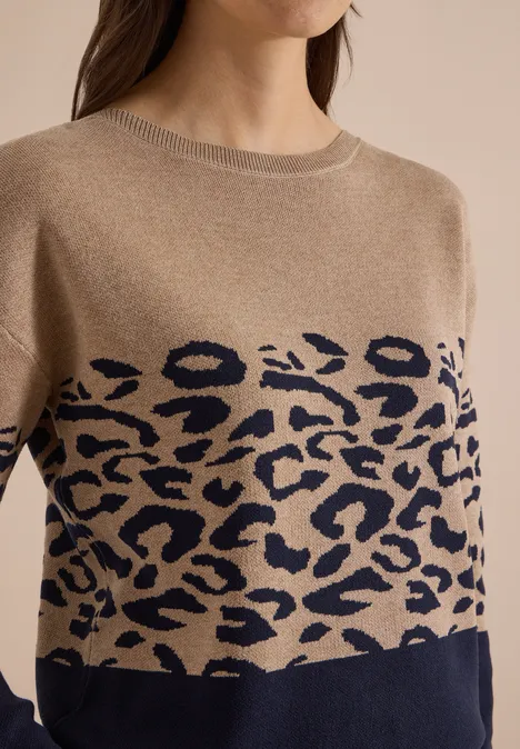 Langarm Pullover mit Leo-Jacquard-Muster urban dark blue Beiger Rundhalspullover mit schwarzem Leopardenmuster und dunkelblauem Saum
