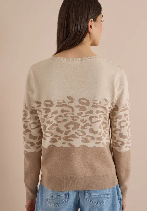 Langarm Pullover mit Leo-Jacquard-Muster creamy mocha melange Beiger Damenpullover mit hellem Leo-Muster auf dem Rücken.