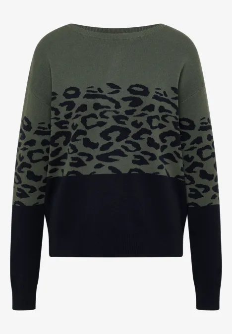 Lockerer Pullover in Olivgrün und Schwarz, mit Leopardenmuster auf dem Oberteil und geripptem Abschluss.