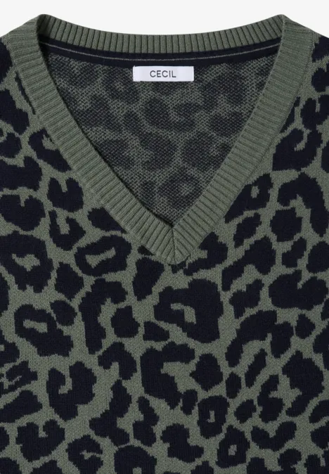 Grüner V-Ausschnitt-Pullover mit schwarzem Leopardenmuster und CECIL-Label.
