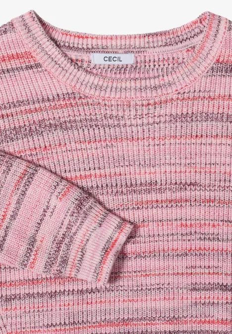 Gestrickter Pullover in Rosa mit grau-weißen Streifen und Rundhalsausschnitt.