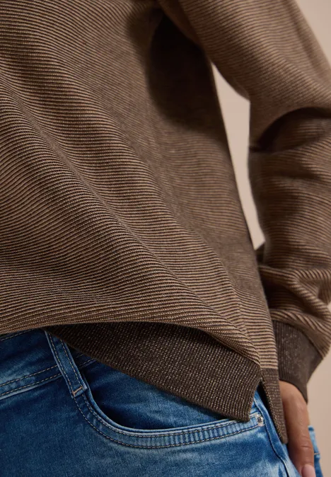 Pullover im Two-Tone-Look mit V-Neck truffle brown Oberkörper mit braunem Sweatshirt und blauer Jeans