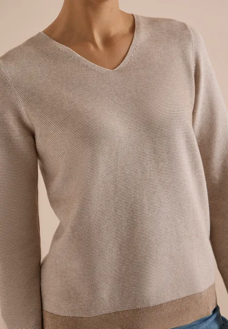 Pull bicolore à col en V creamy mocha melange Pull beige à col V, manches longues, maille fine et design épuré.
