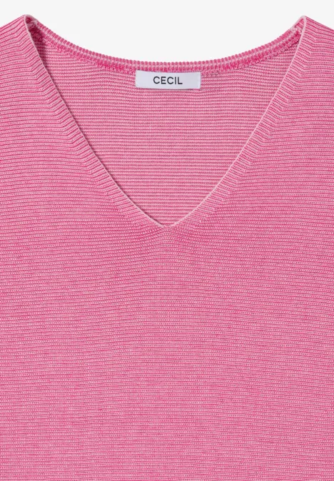 Rosa V-Ausschnitt-Pullover mit feiner Struktur.