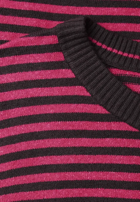 Trui met ronde hals en strepen pink flash melange Close-up van een gestreepte trui in roze en zwart met geribde hals.