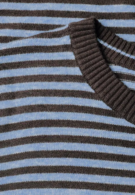 Trui met ronde hals en strepen cosmopolitan blue melange Close-up van een bruin-lichtblauw gestreepte trui met geribde ronde hals.