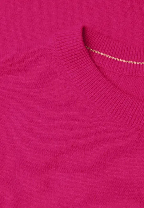 Effen trui met ronde hals pink flash melange Close-up van een felroze wollen trui met ronde hals.