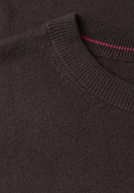 Effen trui met ronde hals truffle brown melange Close-up van een bruine, gebreide pullover met ronde hals en een subtiele roze streep.