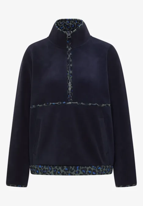 Fleecetrui met leopardetails urban dark blue Donkerblauwe fleece met halve rits, opstaande kraag en luipaardprintvoering bij kraag en zoom.