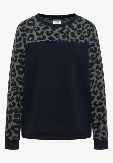 Donkerblauwe sweater met olijfgroene mouwen en borststuk met luipaardprint.