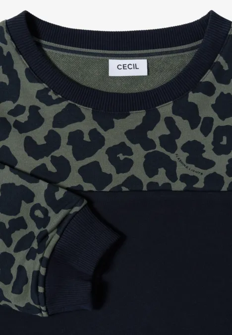 Donkerblauwe trui met olijfgroene luipaardprint op borst en mouwen, CECIL-label aan de kraag