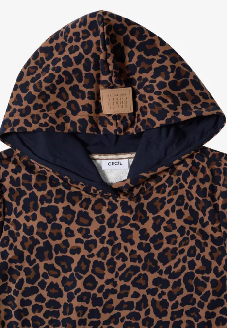 Gefalteter Kapuzenpullover mit braunem Leopardenmuster und innen dunkelblauer Kapuze.