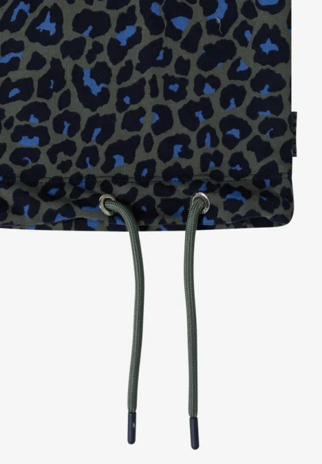Kordelzugbeutel aus Stoff mit grün-schwarzem Leopardenmuster und blauen Akzenten.