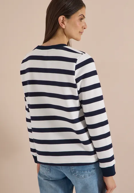 Sweatshirt mit Rundhals und Tunnelzug urban dark blue Rückenansicht einer Frau in weiß-blau gestreiftem Langarmshirt und hellblauen Jeans.