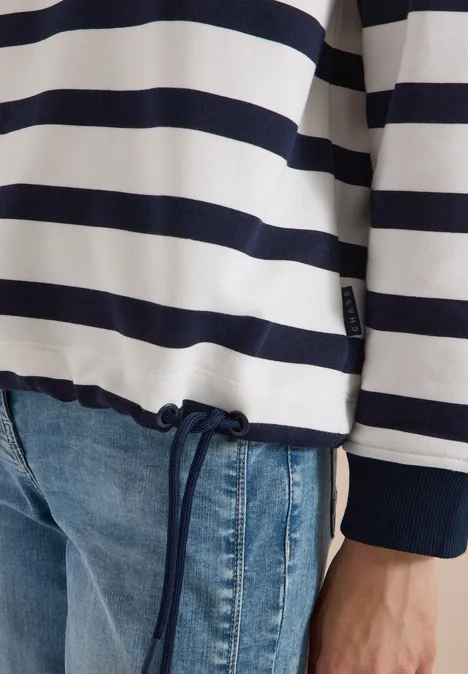 Sweatshirt mit Rundhals und Tunnelzug urban dark blue Person trägt blau-weißen Streifenpullover mit Kordelzug und Jeans.