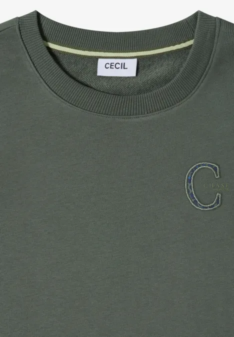 Grünes Sweatshirt mit Rundhalsausschnitt, innen CECIL-Label und kleinem gesticktem C auf der Brust.