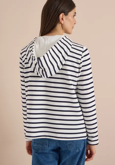 Sweatshirt mit Kapuze und Streifen vanilla white Eine Frau von hinten, trägt einen weißen Kapuzenpullover mit dunkelblauen Streifen und Jeans.