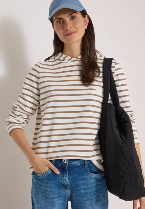 Sweatshirt mit Kapuze und Streifen natural taupe Frau in gestreiftem Pullover und Jeans mit lächelnder Ausstrahlung und schwarzer Tasche über der Schulter.