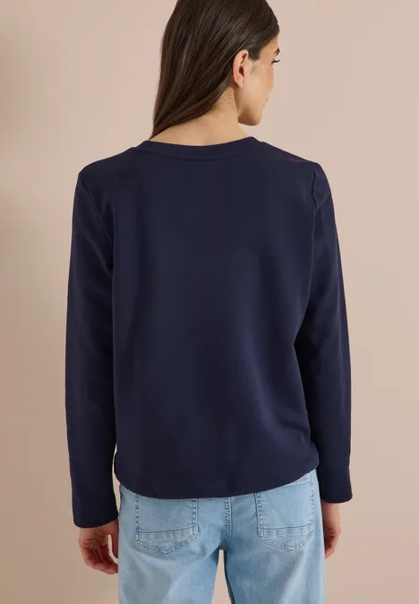 Sweatshirt mit Wording und Tunnelzug urban dark blue Eine Frau von hinten trägt ein dunkelblaues Langarmshirt und helle Jeans.