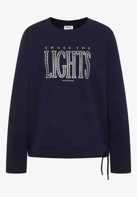 Sweatshirt mit Wording und Tunnelzug urban dark blue Dunkelblaues Sweatshirt mit weißer Aufschrift 'CHASE THE LIGHTS' und seitlicher Kordel.