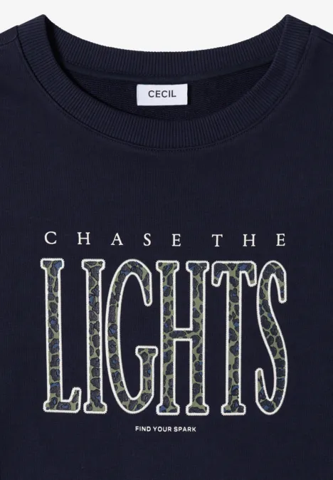Sweatshirt mit Wording und Tunnelzug urban dark blue Schwarzes T-Shirt mit großem Slogan „CHASE THE LIGHTS FIND YOUR SPARK“ in weißen, dekorativen Buchstaben.