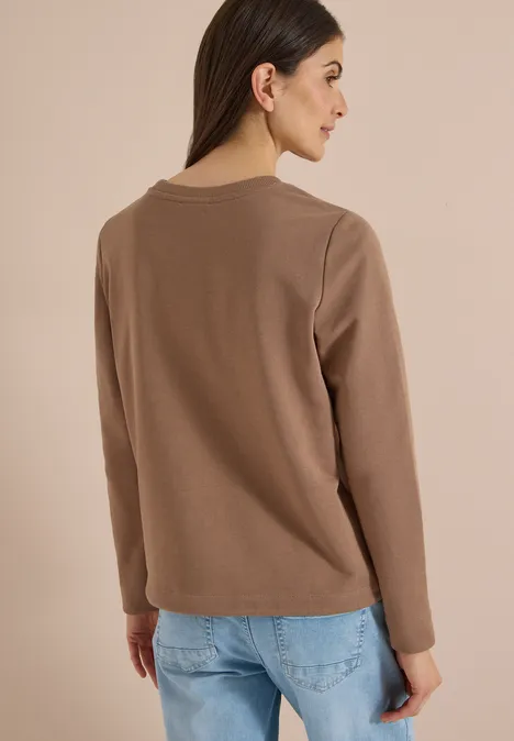 Sweatshirt mit Wording und Tunnelzug creamy mocha Rückansicht einer Frau, die ein langärmeliges, braunes Oberteil und blaue Jeans trägt.