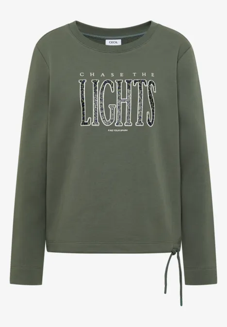 Sweatshirt mit Wording und Tunnelzug dried olive green Dunkelgrüner Damenpullover mit Rundhalsausschnitt, langen Ärmeln, Kordelzug am Saum und weißem 'CHASE THE LIGHTS'-Print.