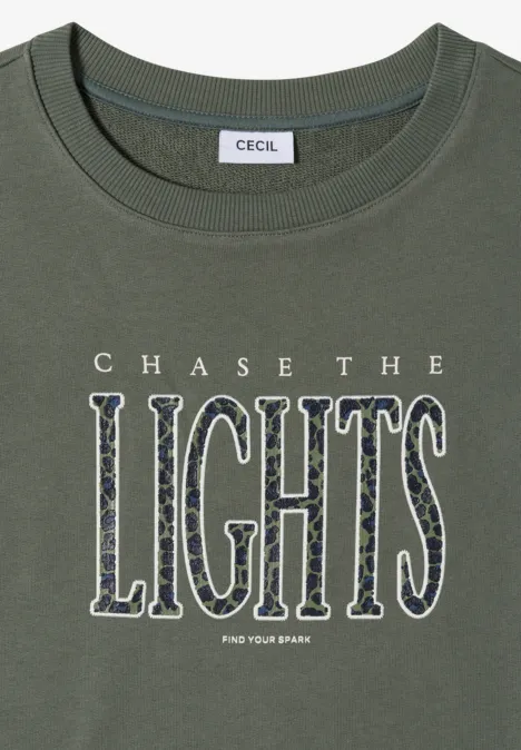 Sweatshirt mit Wording und Tunnelzug dried olive green Olivegrünes T-Shirt mit Markenlabel und großer Aufschrift 'CHASE THE LIGHTS' in gemusterten Buchstaben.