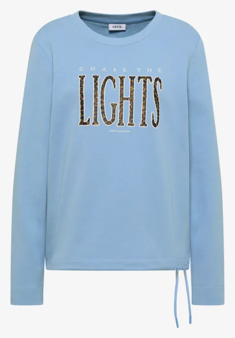 Hellblaues Langarm-Shirt mit golden schimmerndem Aufdruck 'SHALL THE LIGHTS'.