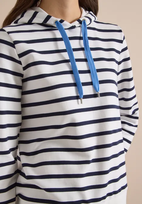 Gestreiftes Kapuzen-Sweatshirt mit schwarzen Streifen auf weißem Grund und blauen Kordeln.