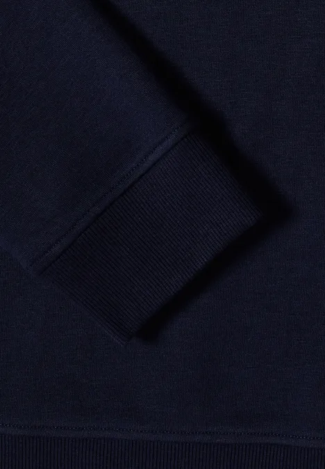 Dunkelblauer Sweatshirt-Ärmel mit umgeschlagenem Bündchen.