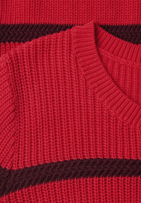 Nahaufnahme eines roten Strickpullovers mit schwarzem Streifenmuster und rundem Halsausschnitt.
