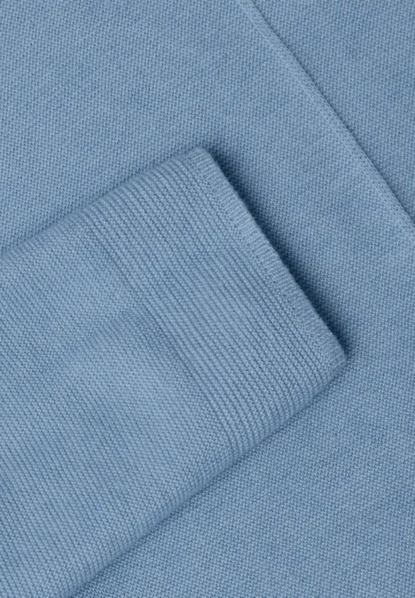 Gros plan d'un tissu en maille bleu clair plié