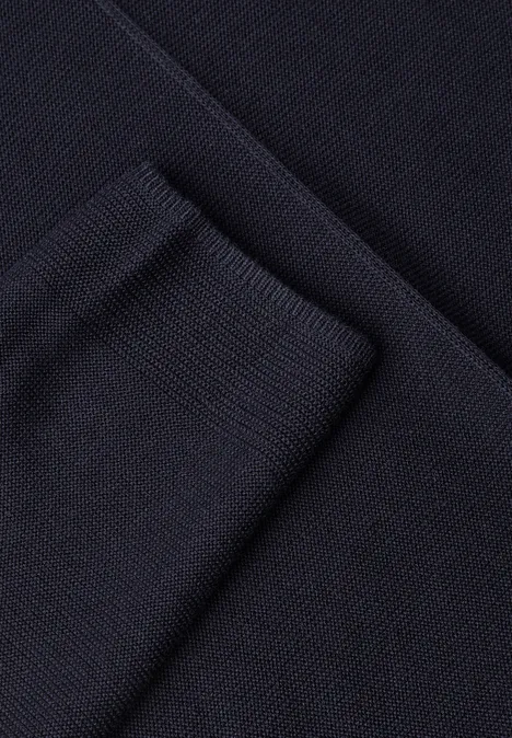 Tissu finement tricoté bleu foncé, plié en deux épaisseurs.