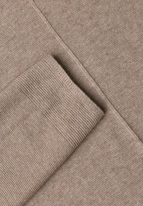 Tissu tricoté taupe à fines côtes.