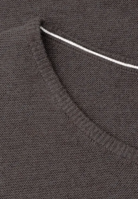 Langarm Pullover mit Rundhals und Struktur mushroom taupe melange Nahaufnahme eines dunkelgrauen Rundhalsausschnitts mit feiner weißer Naht.