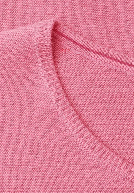 Langarm Pullover mit Rundhals und Struktur dark blossom melange Nahaufnahme eines rosa Strickpullovers mit V-Ausschnitt