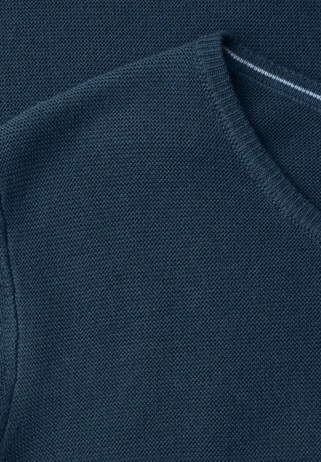 Dunkelblauer, gestrickter Pullunder mit V-Ausschnitt.