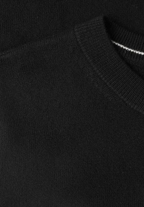 Pullover in Unifarbe mit Rundhals Black Nahaufnahme eines schwarzen Rundhals-T-Shirts aus Baumwollstoff.