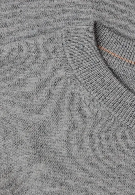 Pull uni à col rond sporty grey melange Pull fin gris clair à col en V discret.