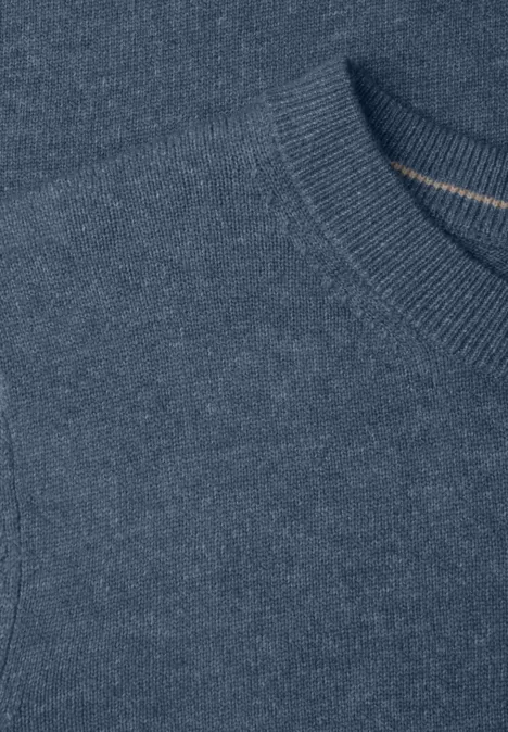 Pullover in Unifarbe mit Rundhals cotton blue melange Blauer Strickpullover mit Rundhalsausschnitt, Nahaufnahme der Struktur.