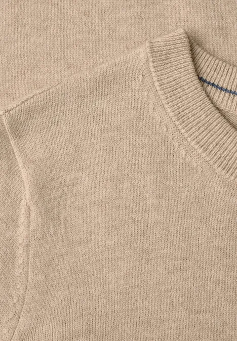 Pull uni à col rond cashew beige melange Nahaufnahme eines hellbeigen Strickpullovers mit Rundhalsausschnitt.