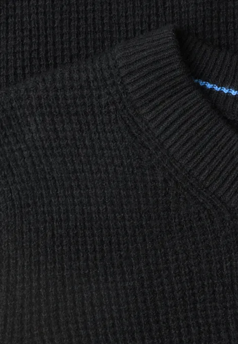 Pullover mit Rundhals und Struktur Black Nahaufnahme eines schwarzen, gerippten Strickpullovers mit Rundhalsausschnitt.