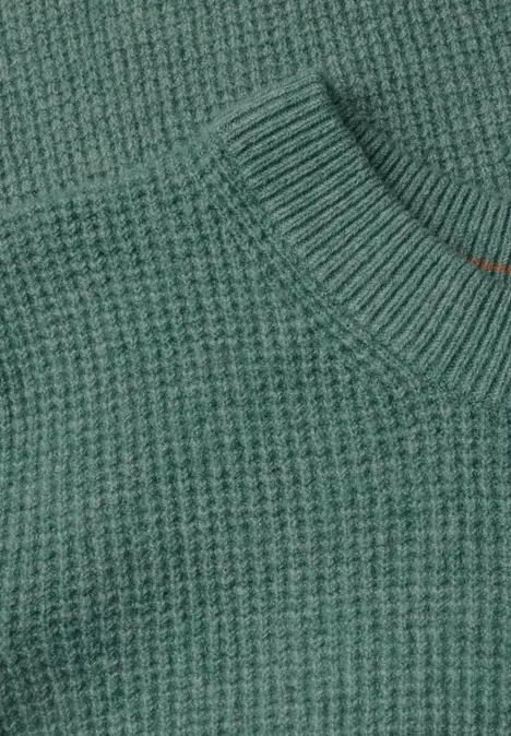 Pullover mit Rundhals und Struktur jewel green melange Nahaufnahme eines grünen Pullovers aus grobem Rippstrick mit Rundhalsausschnitt.